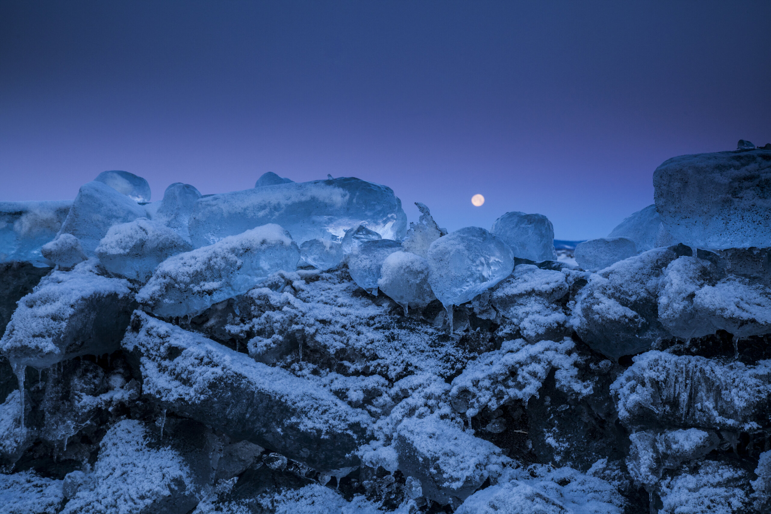 Just before dawn, at 5 a.m. in late January, the full moon is about to set behind the horizon. The big jewelry ice appears during the transition from high to low tide, so making the effort to get up early will certainly pay off. ⒸKishimoto Hideo