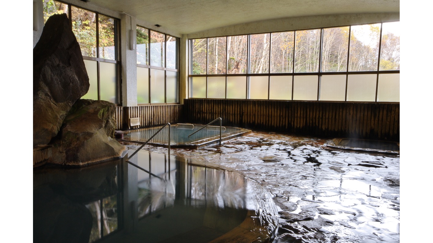 Approximately 300 liters of rich, hot bath water is poured into the bath at Yumoto Yukomanso every minute.