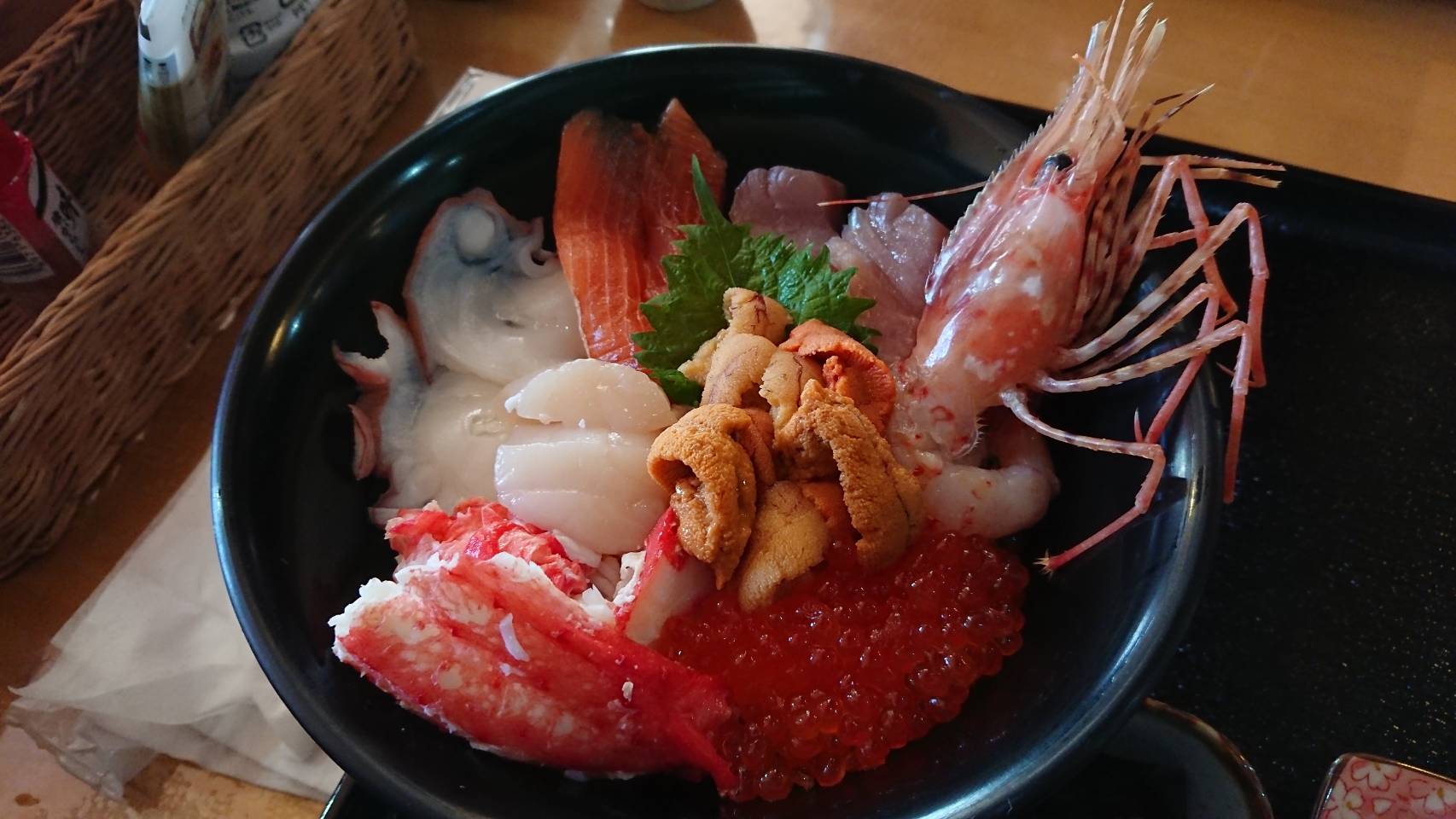 A delicious seafood rice bowl made using fresh sea urchin and other seasonal seafood. 