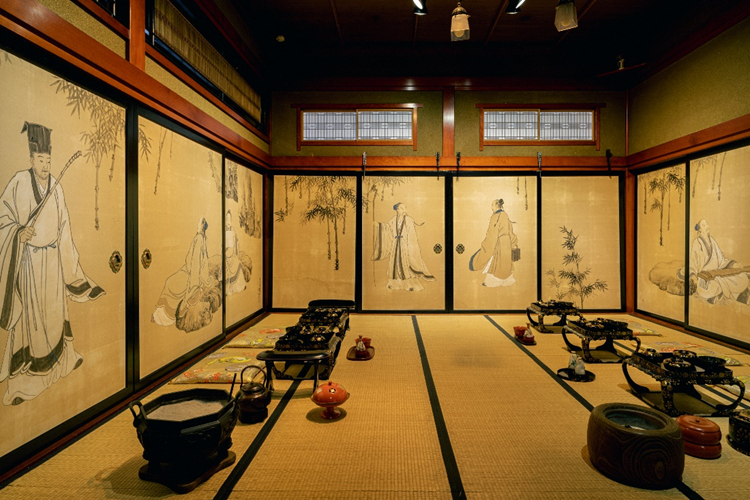 Featuring an impressive collection of Japanese antiques, the Old Aoyama Villa feels like a museum. 
